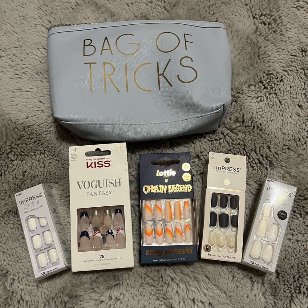 Makeup bag with press on nails 💅🏼